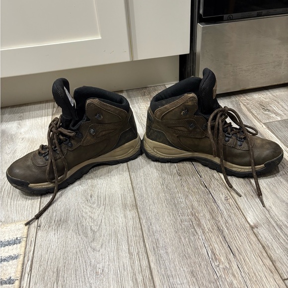 Women’s 7.5 Columbia Dark Brown Leather Outdoor Boots - Picture 6 of 6